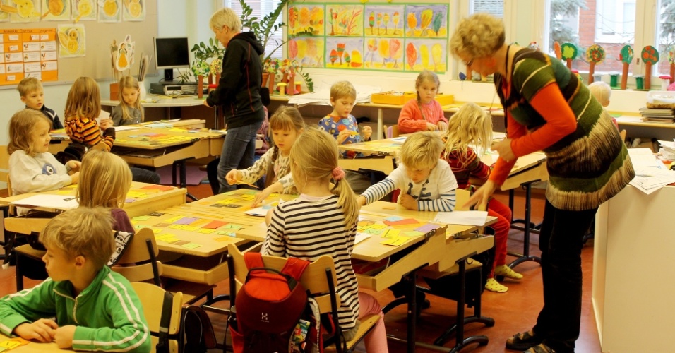 na-sala-acima-as-criancas-estao-sendo-alfabetizadas-no-finlandes-os-alunos-sentam-em-grupos-e-fazem-jogos-com-as-letras-para-formar-palavras-1386370017420_956x500